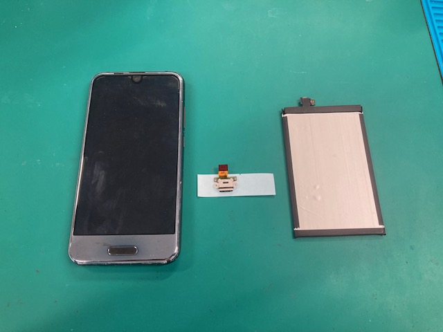 AQUOS SH-M06 のバッテリー交換と充電アダプタの交換を行いました
